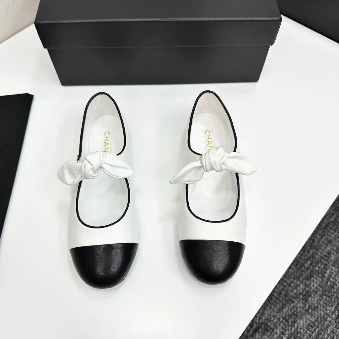 👟👟Ex-factory price 480👟👟 Chanel 25C Early Spring Mary Jane Shoes Series This season’s shoes are all great! The pure black Mary Jane is very comfortable on the feet and the upper leather is also very soft, so you don’t have to worry about rubbing your feet. The bunny ears are also very cute, and the black and white color matching and black fabric cover are very nice. Upper cowhide, inner sheepskin, leather outsole Size: 35-39 40/41 customized